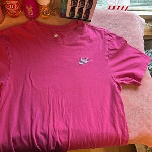 Pink 
Nike 
Short Sleeve T- Shirt